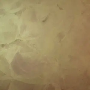 ✨ Dekoratif Kaplama Özeti Amarsis İtalyan boya uygulaması ile tasarlanmış antik metal dokulu duvar yüzeyi; ışığa göre farklılaşan metalik yansımalar, tanecikli yüzey hareketleri ve katmanlı ton geçişleri ile prestijli iç mekânlara özel dekoratif kaplama çözümü 🎨 Görsel Doku Detayları ▪ Eskitme metal hissi veren özel yüzey görünümü ▪ Altın ve gümüş tonlarında yansımalar ▪ Açık ve koyu geçişli derinlik etkisi ▪ Tanecikli ve karakterli dekoratif doku 🏡 Ortama Katkısı ▪ Duvarı güçlü bir vurgu alanına dönüştürür ▪ Mekâna sıcak, lüks ve dikkat çekici hava kazandırır ▪ Modern, klasik ve endüstriyel dekorasyonla uyumludur 🛠️ Profesyonel Hizmet Farkı İtalyanART uzmanlığı ile uygulanan Amarsis sistemi; 21 yıllık saha deneyimi, yüksek işçilik standardı ve kontrollü uygulama teknikleri sayesinde yüzeyde doğal ton geçişleri, dengeli metalik etki ve uzun ömürlü sonuç sağlar. ☎️ İletişim +90 551 108 18 85 https://www.italyanart.com/