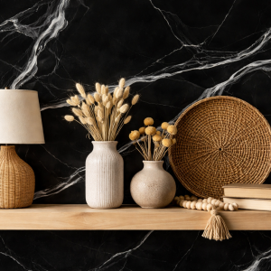 Decostucco İtalyan boya uygulaması ile oluşturulmuş parlak mermer efektli dekoratif duvar yüzeyi; yüzeyde cilalanmış mermer görünümünü yansıtan yüksek parlaklık, ışıkla birlikte değişen ton derinliği ve katmanlı sıva yapısı sayesinde üç boyutlu estetik kazandıran, mala ve spatula teknikleri ile şekillendirilmiş profesyonel kaplama sistemi; yüzeyde oluşan doğal damar hareketleri ve parlaklık efekti ile iç mekanlarda lüks, sofistike ve dikkat çekici bir atmosfer oluşturan, modern ve klasik dekorasyonlara uyum sağlayan üst segment dekoratif çözüm; uygulama sürecinde gerçekleştirilen astar, kat uygulaması, zımpara ve çelik mala ile parlatma aşamaları sayesinde yüzeyde pürüzsüz, dengeli ve derinlikli bir görünüm elde edilir; İtalyanART tarafından uygulanan Decostucco sistemleri, 21 yılı aşan uygulama tecrübesi, güçlü ekip yapısı, yüksek işçilik kalitesi ve teknik uzmanlığı ile profesyonel sonuçlar sunar; her projede yüzey analizi, doğru katman planlaması ve kontrollü uygulama teknikleri ile yüzeyde homojen dağılım, yüksek parlaklık ve uzun ömürlü performans sağlanır; İtalyanART, dekoratif boya ve sıva alanında kurumsal hizmet anlayışı, müşteri memnuniyetine dayalı yaklaşımı ve güvenilir marka yapısı ile sektörde öne çıkan uygulayıcı firmalar arasında yer alır; geniş proje deneyimi ile hem konut hem ticari alanlarda prestijli, estetik ve yüksek kaliteli mekanlar oluşturulmasına katkı sağlar; Decostucco uygulamalarında uzman ekip sayesinde yüzeyde gerçek mermer hissi, parlaklık ve dekoratif kalite en üst seviyede elde edilir İletişim Tel: +90 551 108 18 85 Web: https://www.italyanart.com/