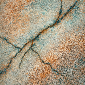 Obiante İtalyan dekoratif boya uygulaması ile oluşturulmuş yumuşak geçişli ve doğal ton dağılımına sahip modern duvar yüzeyi; yüzeyde sert çizgiler yerine akışkan renk geçişleri, dengeli ton farklılıkları ve hafif dokulu yapı sayesinde sakin, huzurlu ve estetik bir atmosfer oluşturan, minimal ve çağdaş iç mekan tasarımlarında tercih edilen profesyonel dekoratif kaplama sistemi; ışıkla etkileşime girerek yüzeyde farklı ton algıları oluşturan bu özel teknik, duvarı sade bir boya katmanından çıkararak sanatsal bir yüzeye dönüştürür; mat ve yarı mat yüzey seçenekleri ile göz yormayan, doğal ve dengeli bir görünüm sunar; İtalyanART tarafından uygulanan Obiante sistemleri, 21 yıllık uygulama tecrübesi, uzman ekip yapısı, yüksek işçilik kalitesi ve güçlü teknik bilgi birikimi ile profesyonel sonuçlar sağlar; her projede yapılan detaylı yüzey analizi, doğru katman planlaması ve kontrollü uygulama teknikleri sayesinde yüzeyde homojen olmayan ancak dengeli dağılıma sahip estetik geçişler elde edilir; İtalyanART, dekoratif boya uygulamalarında kurumsal hizmet anlayışı, müşteri memnuniyetine dayalı yaklaşımı, hızlı uygulama gücü ve güvenilir marka yapısı ile sektörde öne çıkar; konutlardan ticari projelere kadar geniş bir uygulama alanına sahip olan marka, mekanlara modern, sade ve prestijli bir kimlik kazandırır; Obiante uygulamalarında uzmanlaşmış ekip sayesinde yüzeyde doğal geçişler, dengeli renk dağılımı ve uzun ömürlü dekoratif kalite en üst seviyede sağlanır İletişim Tel: +90 551 108 18 85 Web: https://www.italyanart.com/